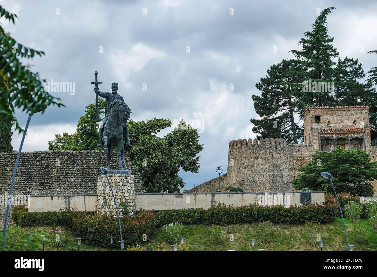 Telavi, Géorgie - 27 juin 2024 : Statue équestre du roi Erekle II à côté du Batonis Tsikhe est un monument architectural à Telavi, Géorgie. Travail Banque D'Images