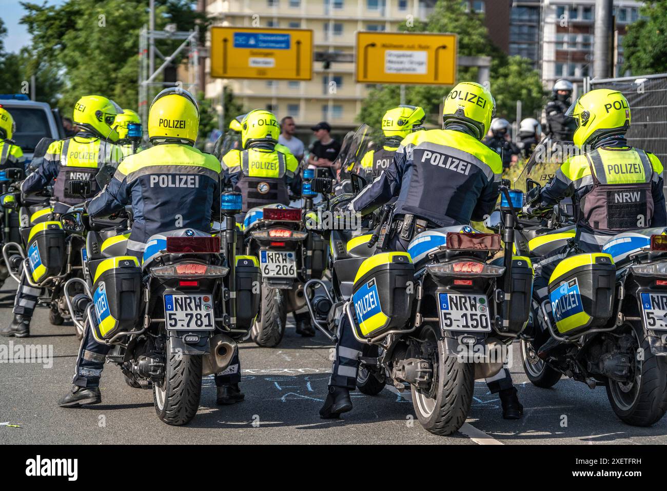 Policiers, motos de police, en action lors de la manifestation contre la conférence du parti AFD à Essen, NRW, Allemagne, Banque D'Images