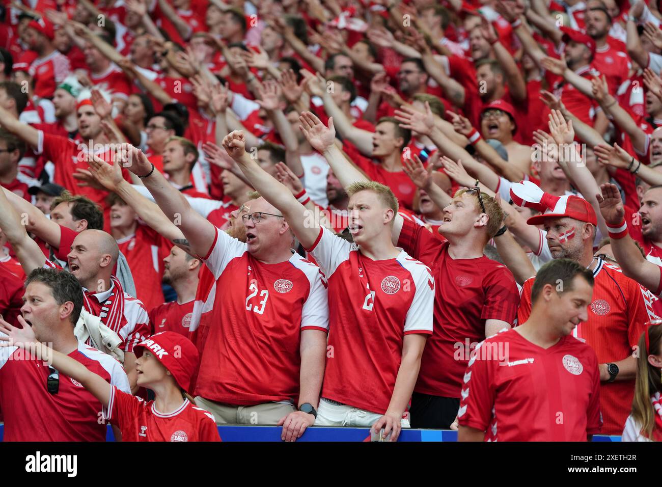 Les supporters danois montrent leur soutien dans les tribunes lors de la manche de l'UEFA Euro 2024 du 16e match au BVB Stadion Dortmund à Dortmund, en Allemagne. Date de la photo : samedi 29 juin 2024. Banque D'Images