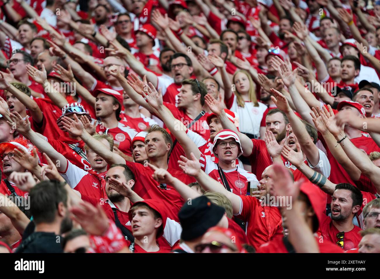 Les supporters danois montrent leur soutien dans les tribunes lors de la manche de l'UEFA Euro 2024 du 16e match au BVB Stadion Dortmund à Dortmund, en Allemagne. Date de la photo : samedi 29 juin 2024. Banque D'Images