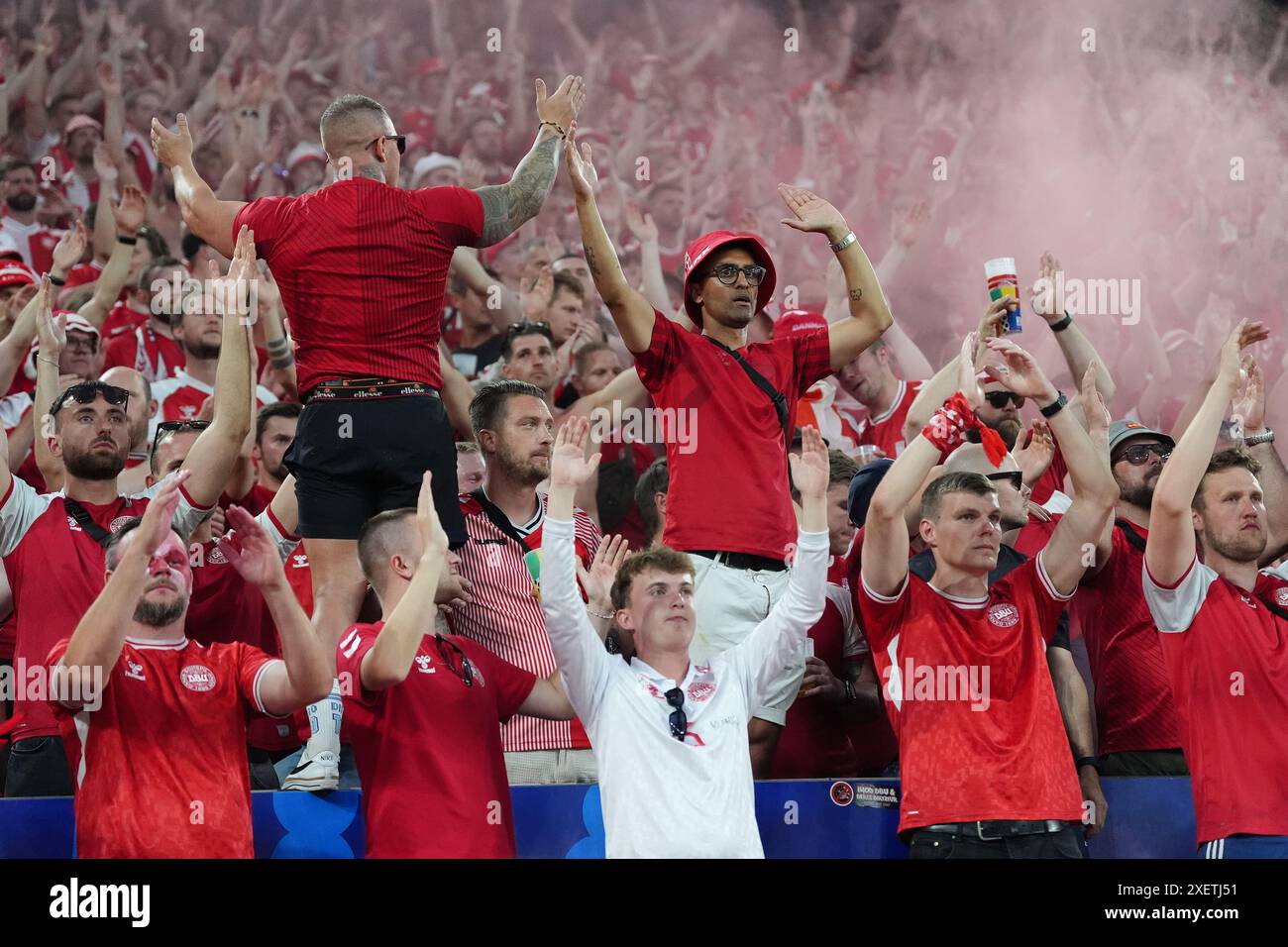 Les supporters danois montrent leur soutien dans les tribunes lors de la manche de l'UEFA Euro 2024 du 16e match au BVB Stadion Dortmund à Dortmund, en Allemagne. Date de la photo : samedi 29 juin 2024. Banque D'Images