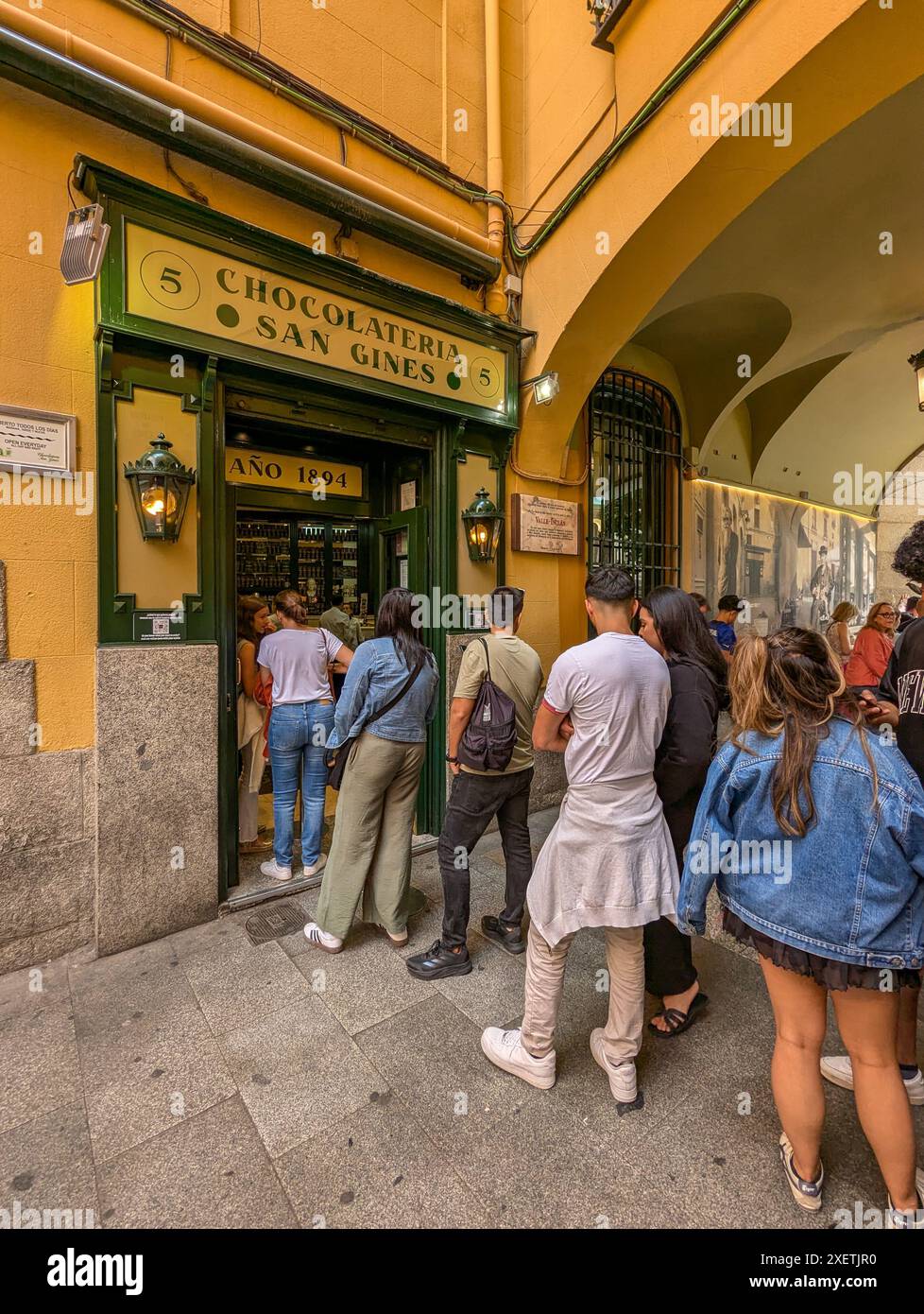 Madrid, Espagne. 29 juin 2024. Une file de touristes se forme à Chocolatería San Ginés, un restaurant de chocolat et de churros ouvert 24 heures sur 24 à Madrid. En service depuis 1894. Crédit : Thomas Faull/Alamy Live News Banque D'Images