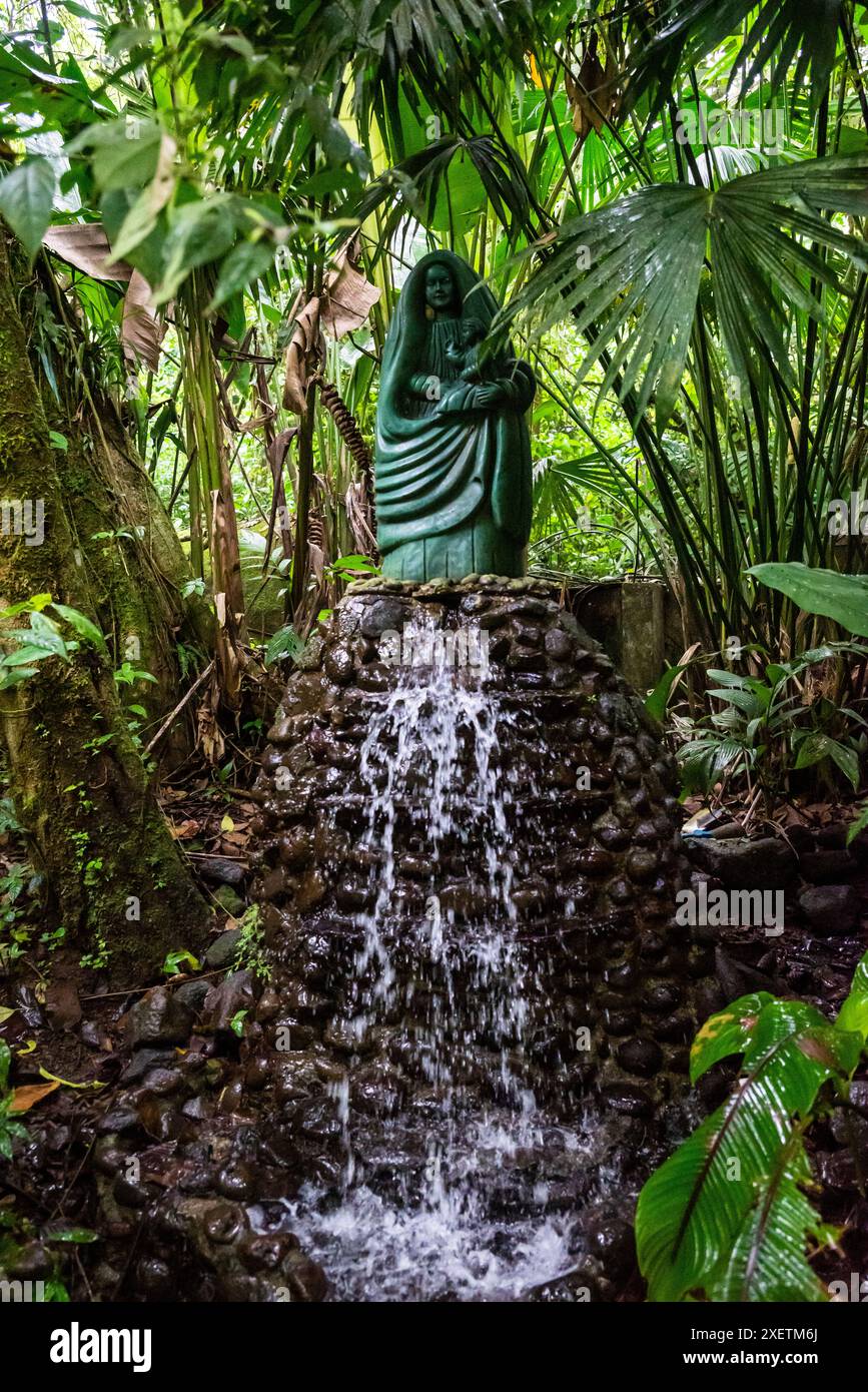 Sculpture de notre Lade des Anges, le saint patron du Costa Rica, Mistico, Arenal Hanging Bridges Park, Costa Rica, Amérique centrale Banque D'Images