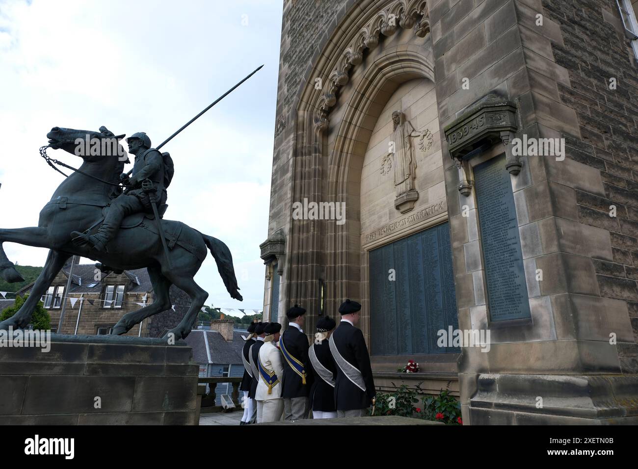 Galashiels, Royaume-Uni, 29 juin 2024. Braw Lads principaux déposent les Roses rouges et blanches qui ont été mélangées plus tôt dans la journée au War Memorial, lors des événements cérémoniels de clôture des jours. The 2024 Gathering principaux Braw Lad 2024 Jamie Bell Braw Lass 2024 Rebecca Grieve - porteur du gazon 2024 ex-Braw Lad Cory Paterson porteur des Roses rouges 2024 ex-Braw Lass Emma Spence - porteur de la pierre 2024 ex-Braw Lad John Turnbull porteur des Roses blanches 2024 ex-Braw Lass Abbie Hood. Le rassemblement des Braw Lads a été réinstitué en 1930 pour célébrer l'histoire de la ville. Crédit : Rob Gray/Alamy Live News Banque D'Images