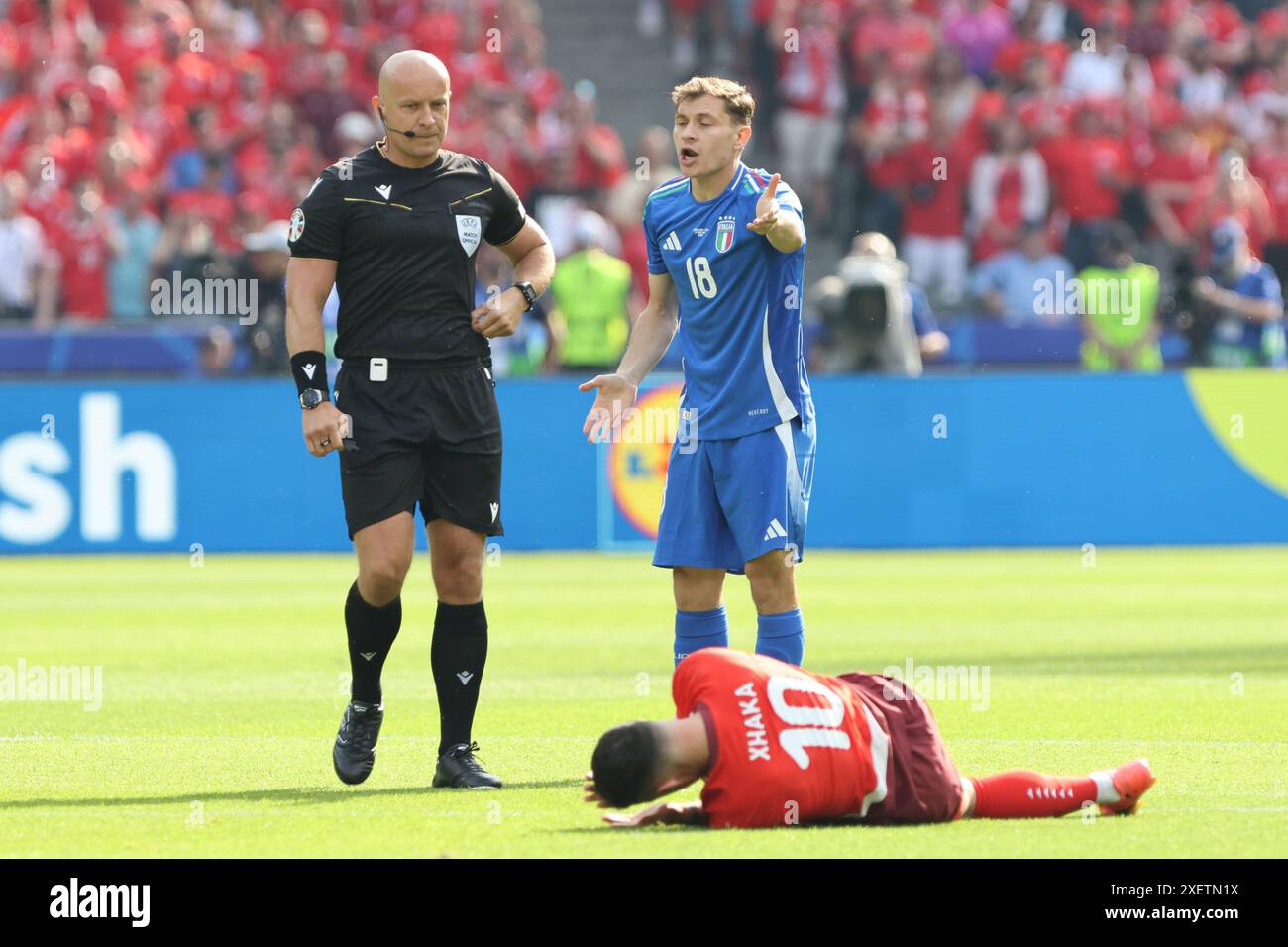 BERLIN, ALLEMAGNE - JUIN 29 : arbitre Szymon Marciniak de Pologne, Nicolo Barella d'Italie et granit Xhaka de Suisse lors du match de la 16e manche de l'UEFA EURO 2024 opposant la Suisse et l'Italie à l'Olympiastadion le 29 juin 2024 à Berlin, Allemagne .240629 SEPA 07 080 - 20240629 PD12993 Banque D'Images