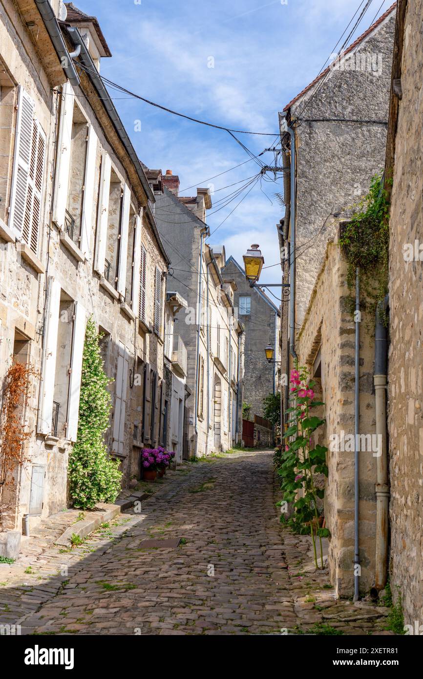 Vieille rue pavée dans le centre-ville médiéval de Senlis - Oise, France Banque D'Images
