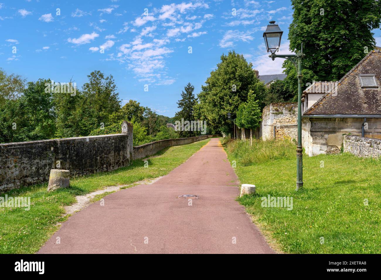 Sentier sur le rempart médiéval de Senlis - Oise, France Banque D'Images