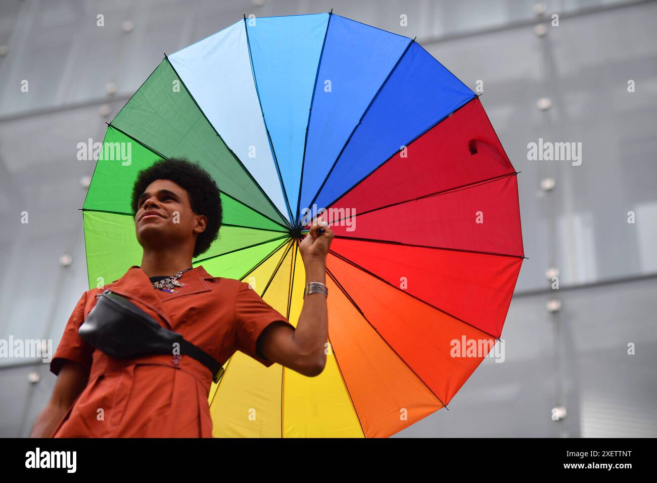 Paris, France. 29 juin 2024. Julien Mattia/le Pictorium - Gay Pride 2024 Paris - 29/06/2024 - France/Ile-de-France (région) ; Ile-de-France (région)/Paris - des milliers de personnes ont défilé samedi lors de la Marche de la fierté 2024, scandant des slogans anti-homophobie et anti-transphobie, à Paris, le 29 juin 2024. Crédit : LE PICTORIUM/Alamy Live News Banque D'Images