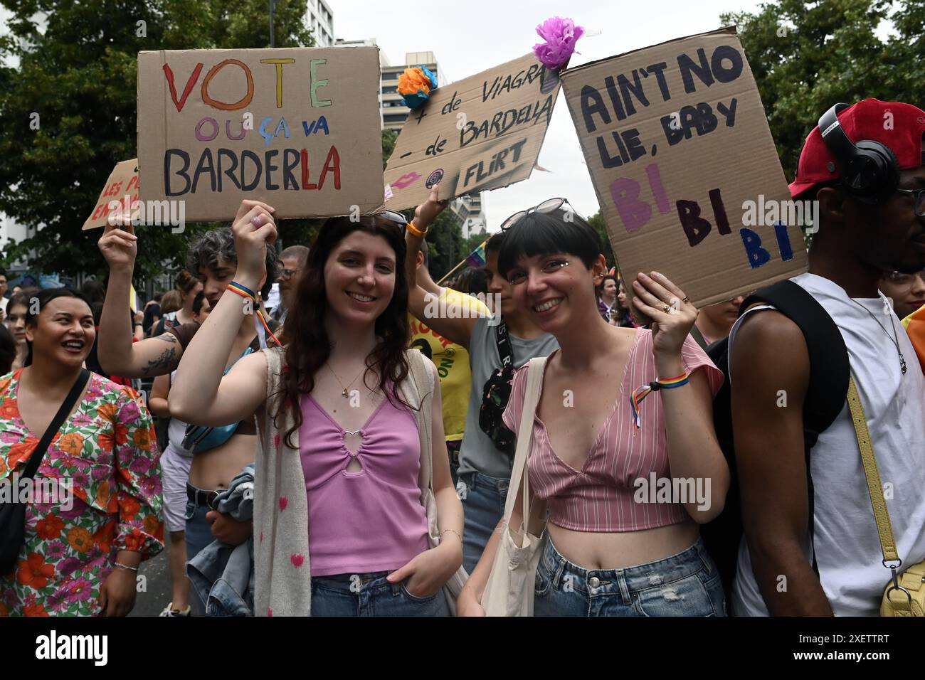 Paris, France. 29 juin 2024. Julien Mattia/le Pictorium - Gay Pride 2024 Paris - 29/06/2024 - France/Ile-de-France (région) ; Ile-de-France (région)/Paris - des milliers de personnes ont défilé samedi lors de la Marche de la fierté 2024, scandant des slogans anti-homophobie et anti-transphobie, à Paris, le 29 juin 2024. Crédit : LE PICTORIUM/Alamy Live News Banque D'Images