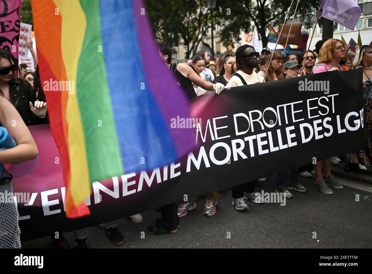 Paris, France. 29 juin 2024. Julien Mattia/le Pictorium - Gay Pride 2024 Paris - 29/06/2024 - France/Ile-de-France (région) ; Ile-de-France (région)/Paris - des milliers de personnes ont défilé samedi lors de la Marche de la fierté 2024, scandant des slogans anti-homophobie et anti-transphobie, à Paris, le 29 juin 2024. Crédit : LE PICTORIUM/Alamy Live News Banque D'Images