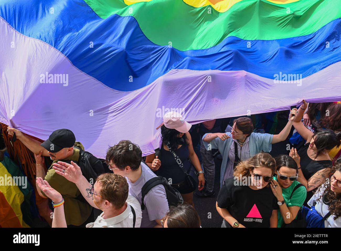 Paris, France. 29 juin 2024. Julien Mattia/le Pictorium - Gay Pride 2024 Paris - 29/06/2024 - France/Ile-de-France (région) ; Ile-de-France (région)/Paris - des milliers de personnes ont défilé samedi lors de la Marche de la fierté 2024, scandant des slogans anti-homophobie et anti-transphobie, à Paris, le 29 juin 2024. Crédit : LE PICTORIUM/Alamy Live News Banque D'Images