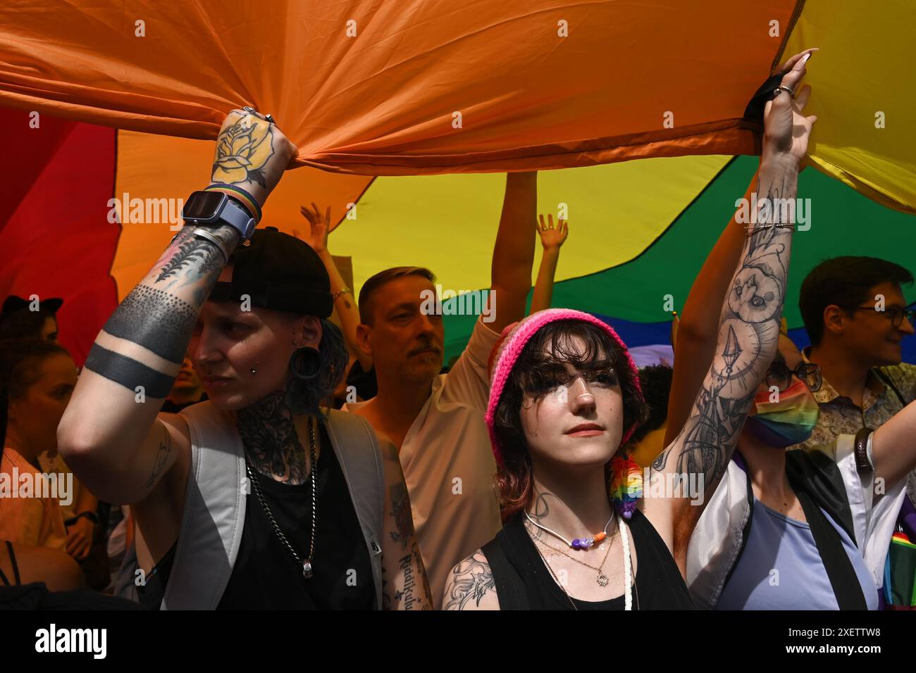 Paris, France. 29 juin 2024. Julien Mattia/le Pictorium - Gay Pride 2024 Paris - 29/06/2024 - France/Ile-de-France (région) ; Ile-de-France (région)/Paris - des milliers de personnes ont défilé samedi lors de la Marche de la fierté 2024, scandant des slogans anti-homophobie et anti-transphobie, à Paris, le 29 juin 2024. Crédit : LE PICTORIUM/Alamy Live News Banque D'Images