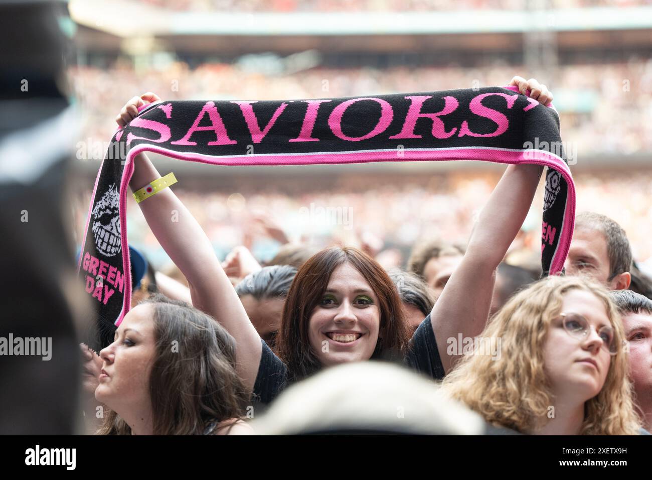 Londres, Royaume-Uni. 29 juin 2024. Un fan du stade de Wembley, Londres, regardant Green Day pendant le Saviors Tour. Crédit : John Barry/Alamy Live News Banque D'Images