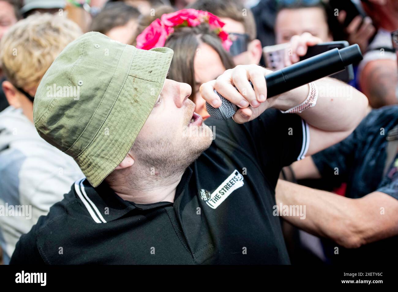 Glastonbury, Royaume-Uni. Jour 4, 29 juin 2024. Mike Skinner de The Streets se produit dans le public sur l'autre scène au Glastonbury Festival, Worthy Farm dans le Somerset. Date de la photo : samedi 29 juin 2024. Le crédit photo devrait se lire : David Jensen / Alamy Live News Banque D'Images