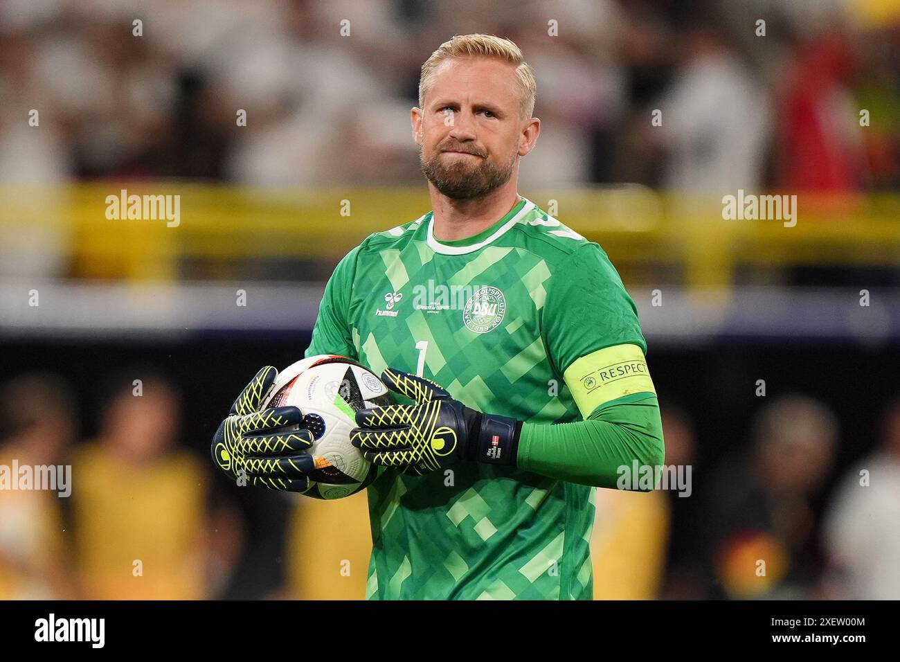 Le gardien danois Kasper Schmeichel (à gauche) réagit après que l'arbitre Michael Oliver ait attribué un penalty à l'Allemagne lors de la manche de 16 matchs de l'UEFA Euro 2024 au stade BVB de Dortmund, en Allemagne. Date de la photo : samedi 29 juin 2024. Banque D'Images