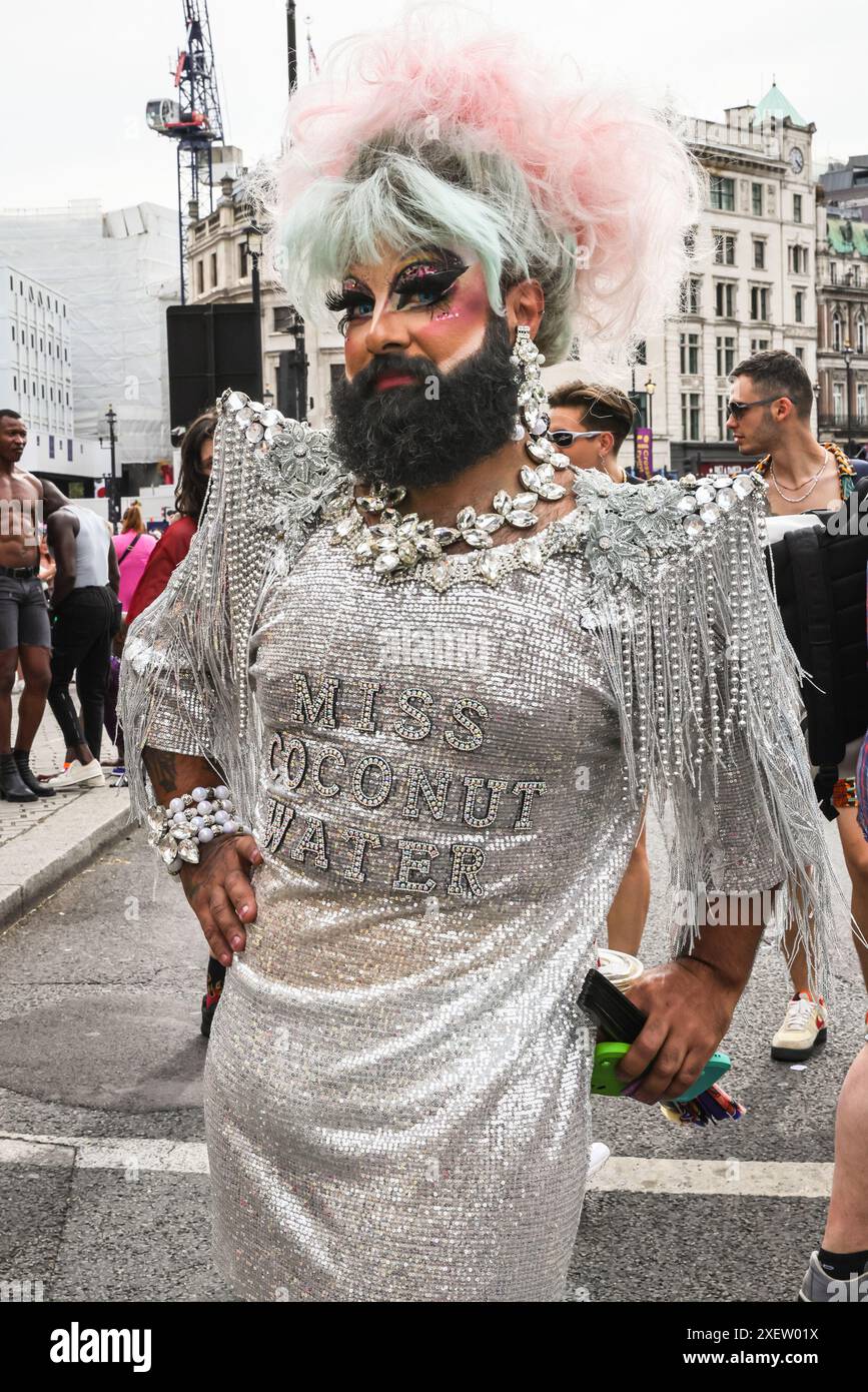 Londres, Royaume-Uni. 29 juin 2024. Miss Coconut Water pose dans une tenue fabuleuse. Les participants et les spectateurs s’amusent tout au long du parcours de la Pride in London 2024 Parade. Le défilé progresse de Hype Park le long de Piccadilly jusqu'à Whitehall, et une fête à Trafalgar Square. Il célèbre la diversité et la communauté LGBT. Crédit : Imageplotter/Alamy Live News Banque D'Images