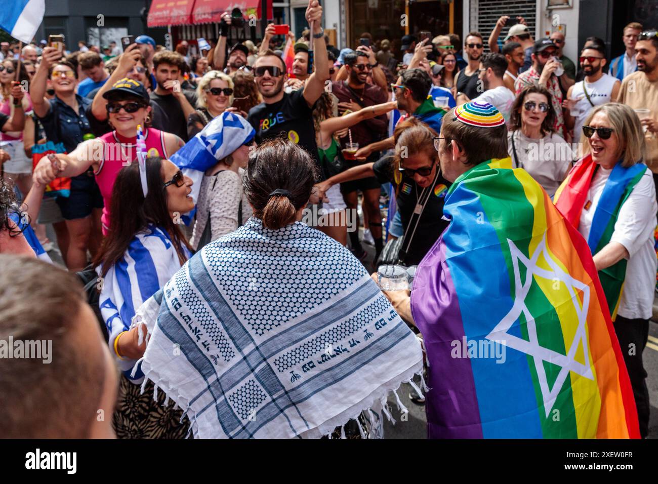 Soho, Londres, Royaume-Uni. 29 juin 2024. La plus grande association caritative LGBT juive de Grande-Bretagne a été forcée de se retirer de la London Pride cette année, car la Pride à Londres ne pouvait garantir la sécurité des manifestants juifs. C’est le plus grand événement de l’histoire du Royaume-Uni dont les Juifs ont été exclus. Plutôt que de permettre à la parade de la fierté de Londres d’être Judenrein (Juif Free), la communauté a organisé son propre « Jewish Pride Party » où juifs et non juifs, LGBTQ+ et hétérosexuels, ont pu célébrer la fierté ensemble. Crédit : Amanda Rose/Alamy Live News Banque D'Images