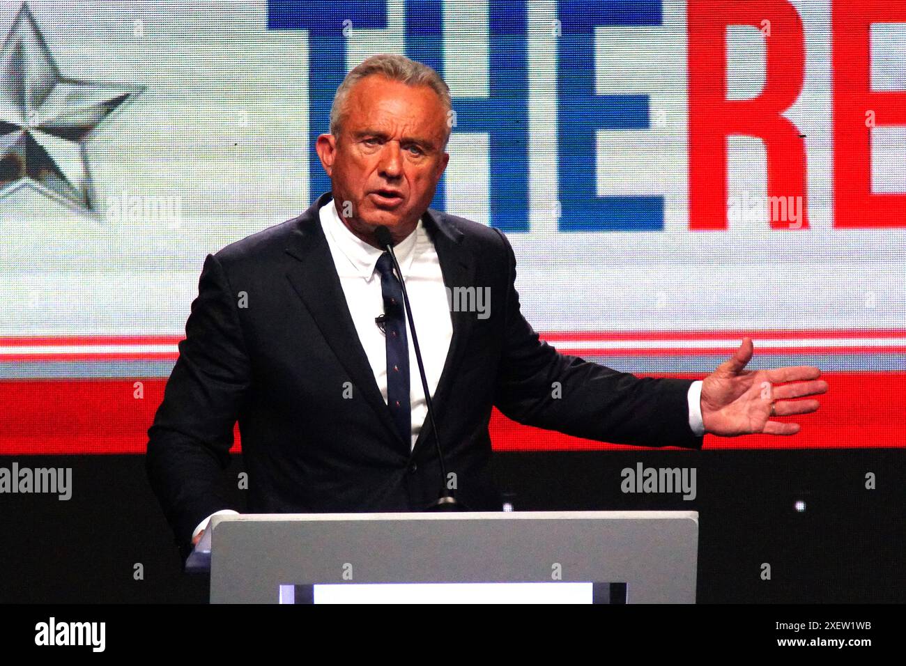 En juin 27 2024, à Los Angeles, en Californie, Robert F. Kennedy Jr., qui a été exclu du débat sur CNN, a organisé son propre événement appelé « le vrai débat ». Ces images photographiques capturent sa présence dynamique et les réponses émotionnelles qu’il a inspirées chez les gens. Banque D'Images