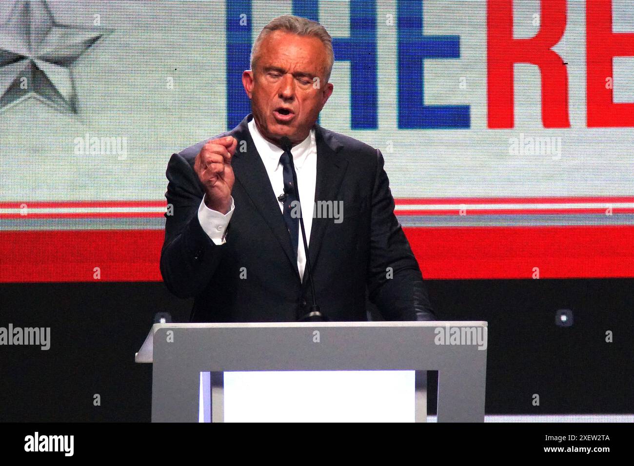 En juin 27 2024, à Los Angeles, en Californie, Robert F. Kennedy Jr., qui a été exclu du débat sur CNN, a organisé son propre événement appelé « le vrai débat ». Ces images photographiques capturent sa présence dynamique et les réponses émotionnelles qu’il a inspirées chez les gens. Banque D'Images