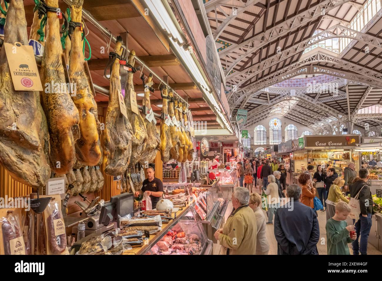 Magasin traditionnel de viande Jamon dans le marché central de Valence, Espagne Banque D'Images