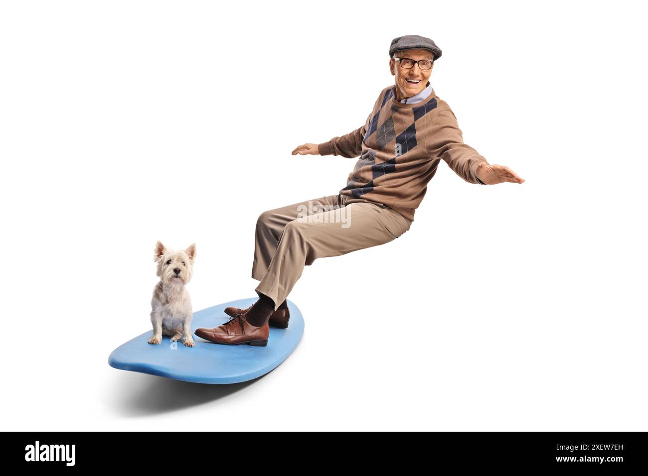 Homme âgé avec un chien westie terrier sur une planche de surf isolé sur fond blanc Banque D'Images