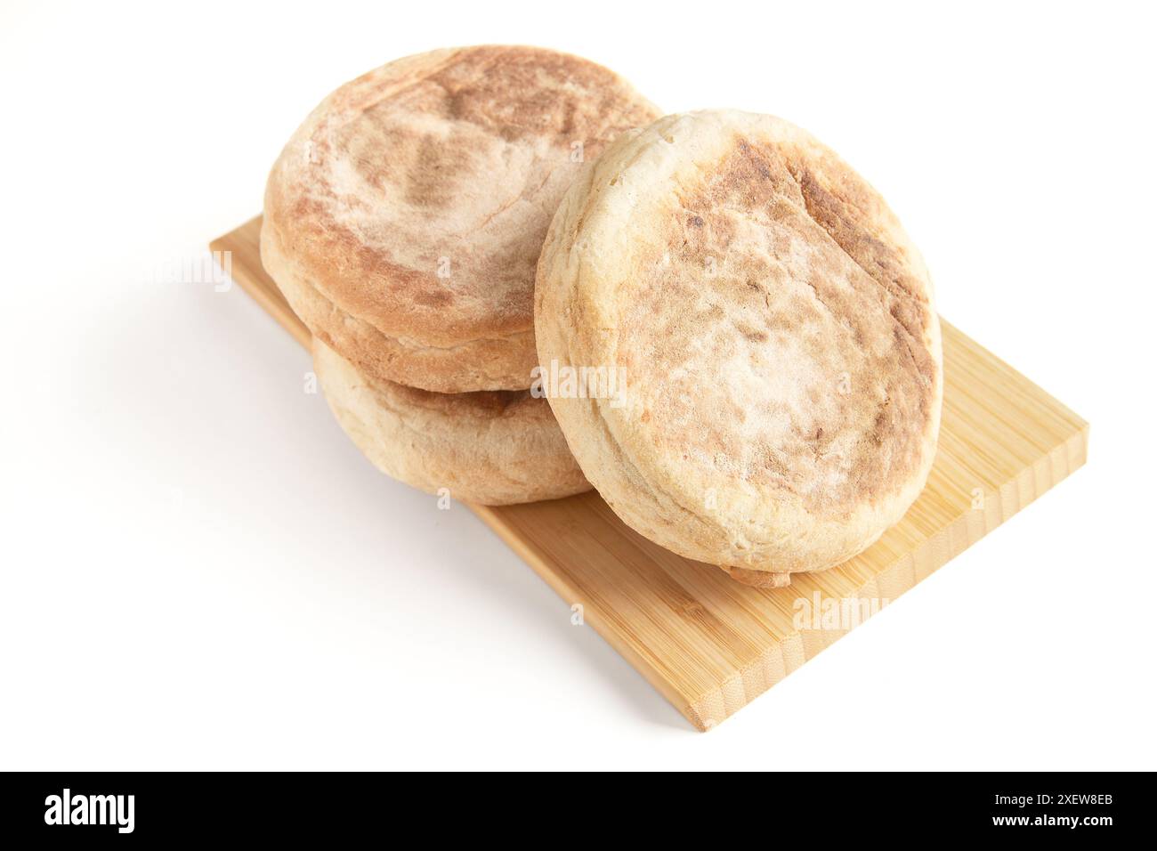 Bolo de caco. Pain portugais traditionnel isolé sur blanc Banque D'Images