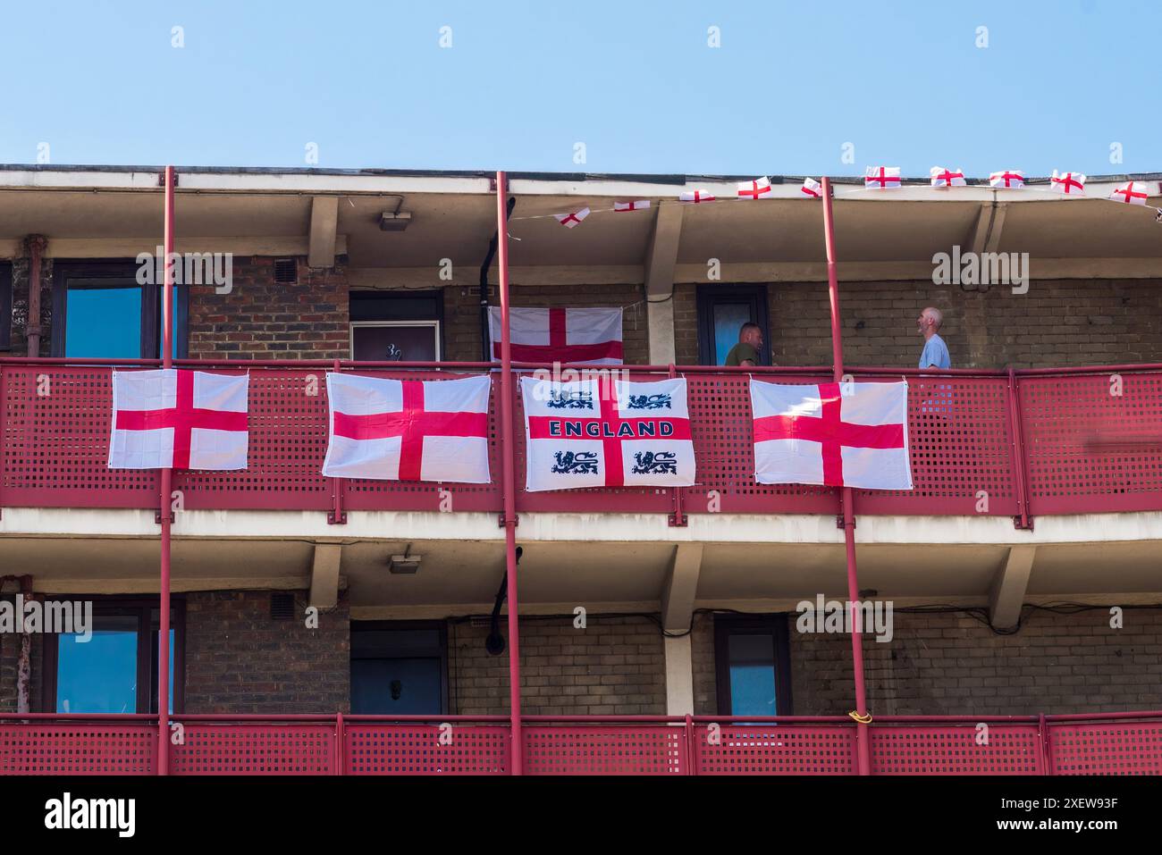 Deux hommes dans un couloir d'un domaine du conseil avec des drapeaux anglais sur dispay pendant l'Eurocup 2024 Banque D'Images