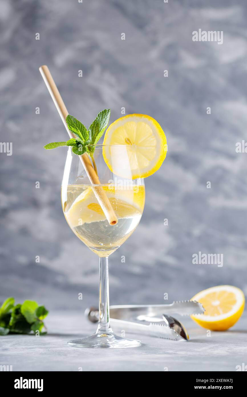 Cocktail de liqueur de fleur de sureau avec vin mousseux et menthe, apéritif d'été Banque D'Images