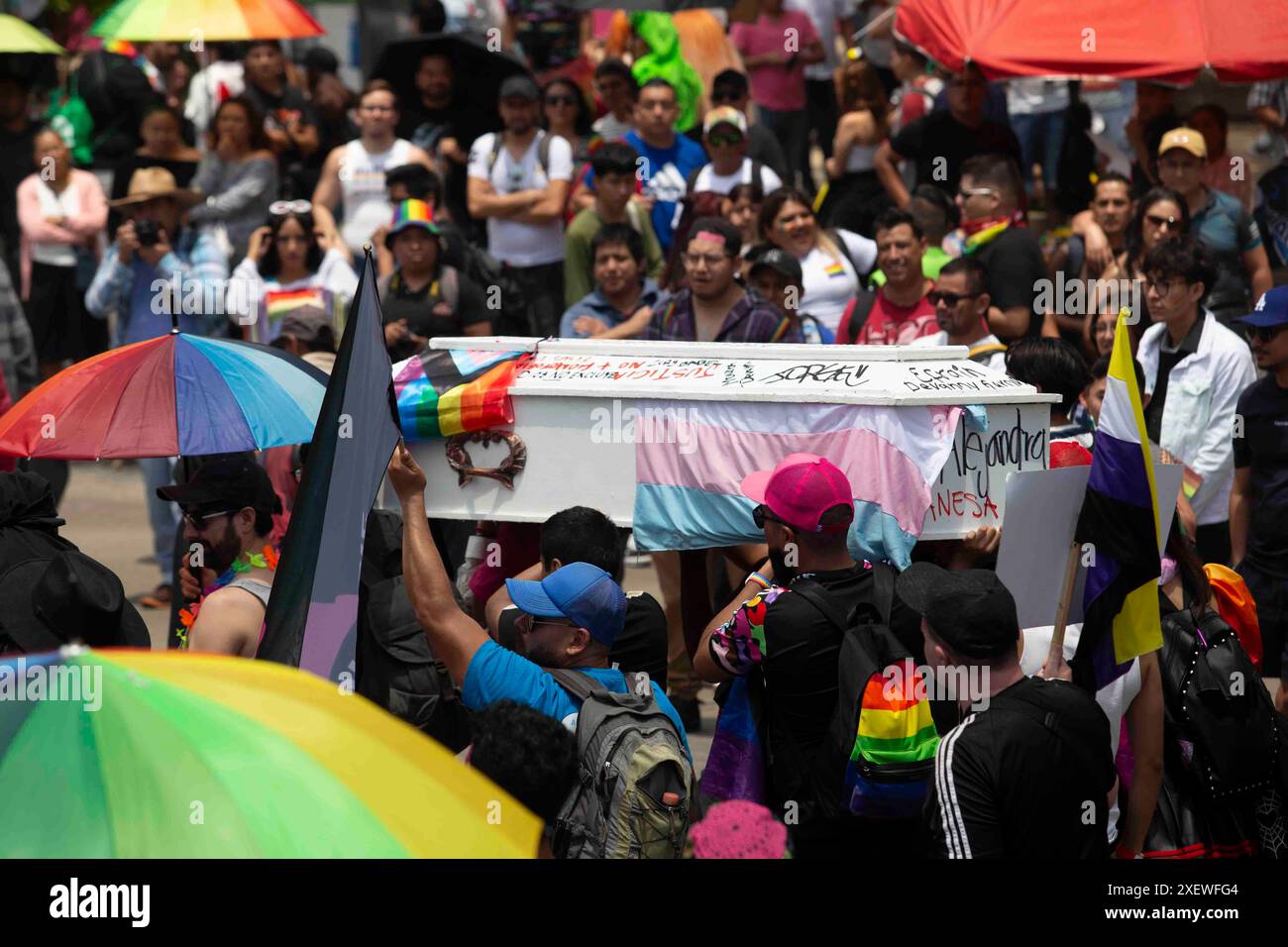 Mexico, Mexique. 29 juin 2024. Les citoyens se sont rassemblés sur la plus célèbre avenue du Mexique, le Paseo de la Reforma, où ils ont participé à la fierté LGBT+ en mars 2024. Crédit : Luis E Salgado/Alamy Live News Banque D'Images