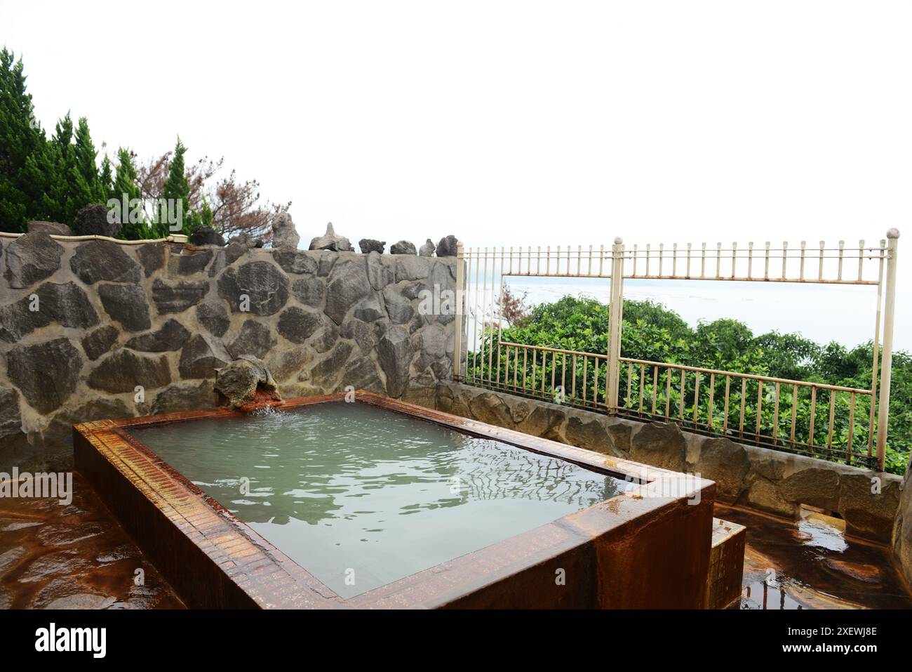 L'onsen à l'hôtel Sakurajima en bord de mer, Sakurajima, Kyushu, Japon. Banque D'Images