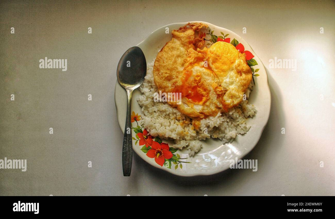 Un plat du matin simple de riz blanc chaud avec des œufs de canard frits Banque D'Images