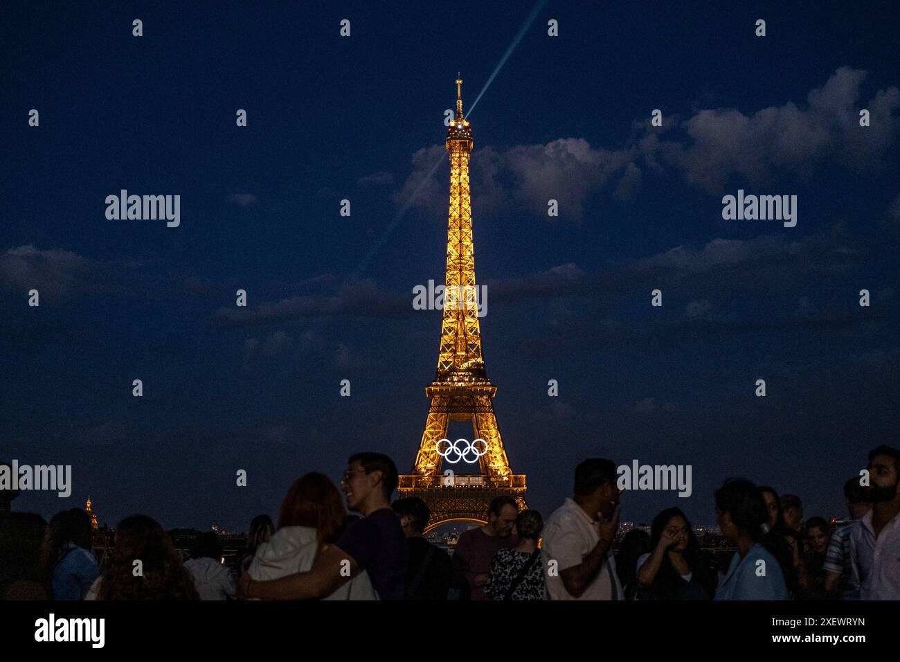 Paris, France. 28 juin 2024. Cette photo prise le 28 juin 2024 montre la Tour Eiffel avec les anneaux olympiques à Paris, France. À moins de 30 jours de la cérémonie d’ouverture, Paris est dans les dernières étapes de ses préparatifs pour les Jeux olympiques d’été de 2024. Crédit : Sun Fei/Xinhua/Alamy Live News Banque D'Images