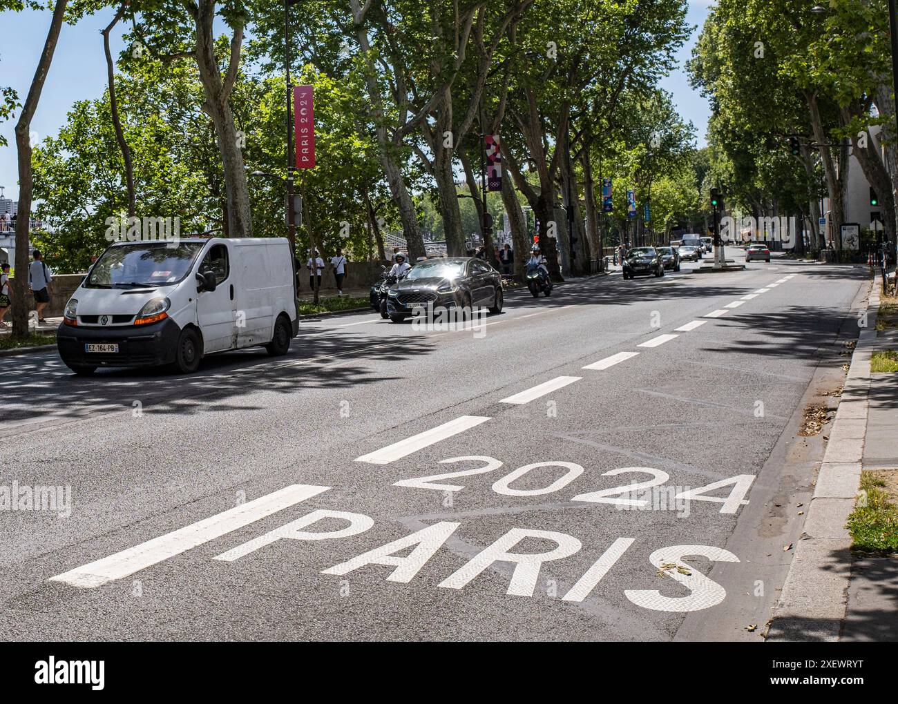 Paris, France. 28 juin 2024. Cette photo prise le 28 juin 2024 montre la voie olympique près de la Seine à Paris, France. À moins de 30 jours de la cérémonie d’ouverture, Paris est dans les dernières étapes de ses préparatifs pour les Jeux olympiques d’été de 2024. Crédit : Sun Fei/Xinhua/Alamy Live News Banque D'Images