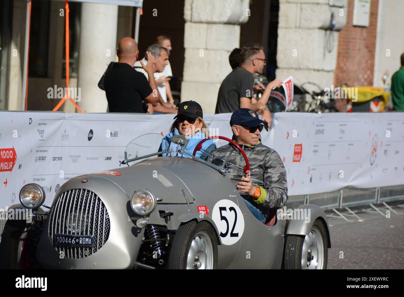 FERRARE , ITALIE - 15 juin -2024 : Une voiture classique court dans les rues de Ferrare pendant les mille Miglia 2024. Banque D'Images