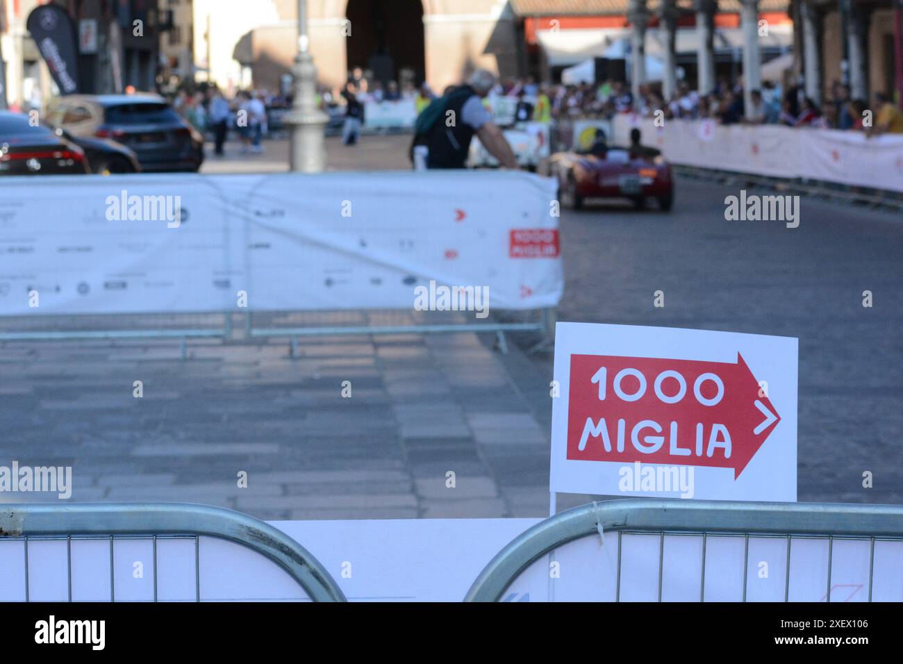 FERRARE , ITALIE - 15 juin -2024 : Une voiture classique court dans les rues de Ferrare pendant les mille Miglia 2024. Banque D'Images