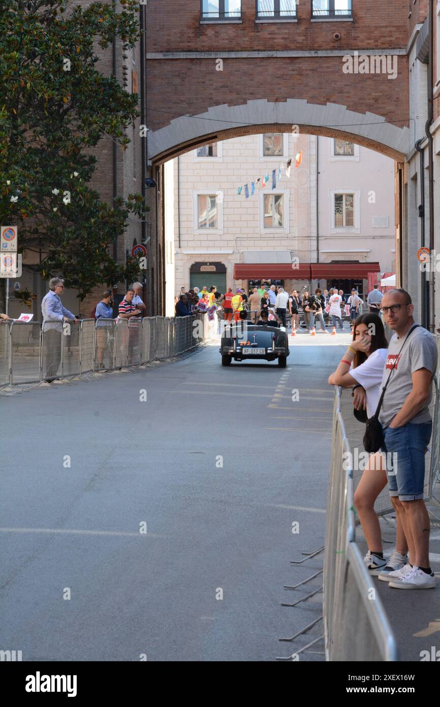 FERRARE , ITALIE - 15 juin -2024 : Une voiture classique court dans les rues de Ferrare pendant les mille Miglia 2024. Banque D'Images