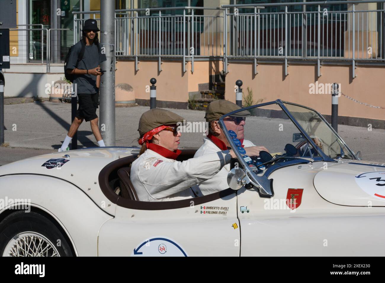 FERRARE , ITALIE - 15 juin -2024 : Une voiture classique court dans les rues de Ferrare pendant les mille Miglia 2024. Banque D'Images