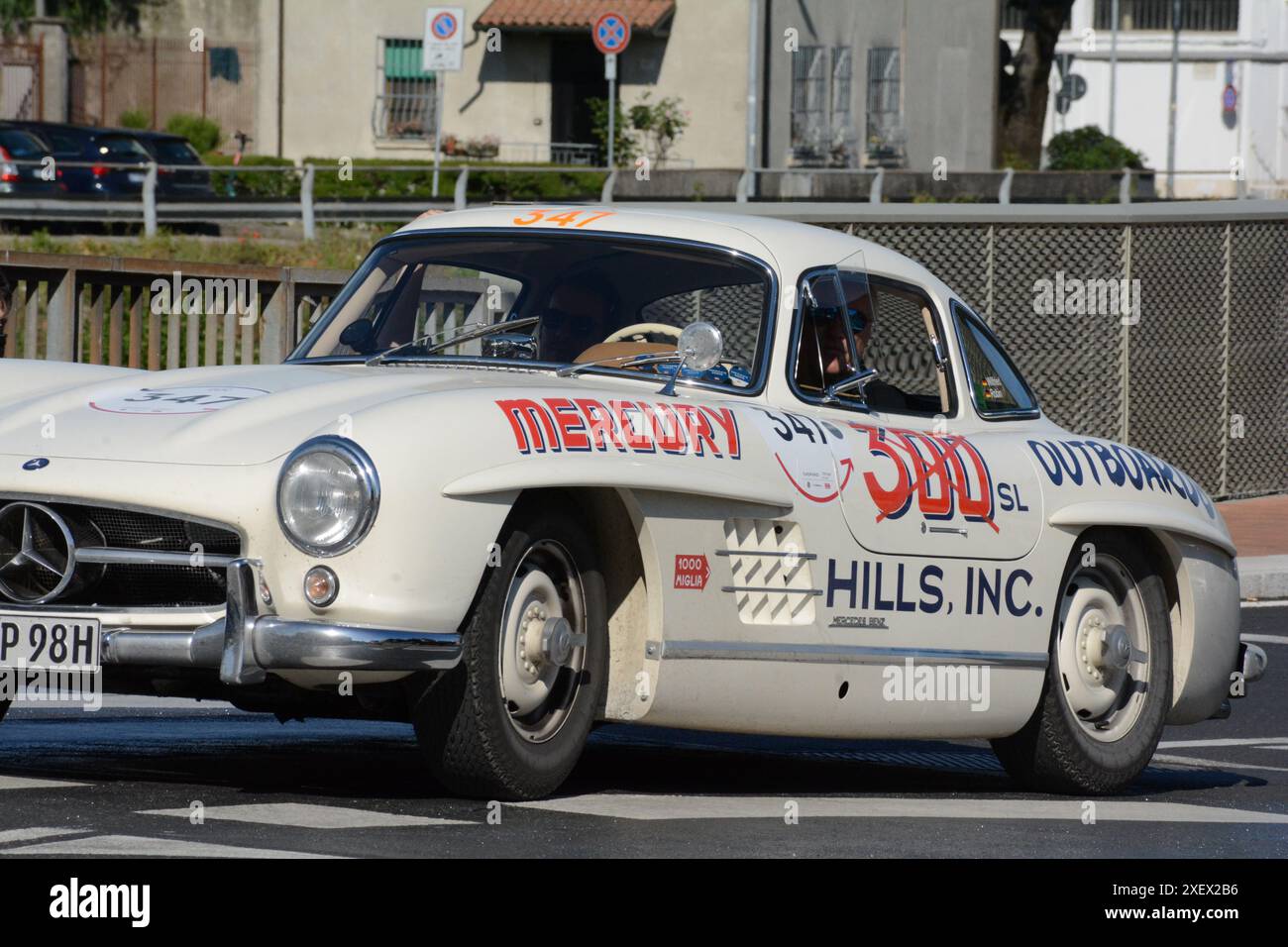 FERRARE , ITALIE - 15 juin -2024 : Une voiture classique court dans les rues de Ferrare pendant les mille Miglia 2024. Banque D'Images