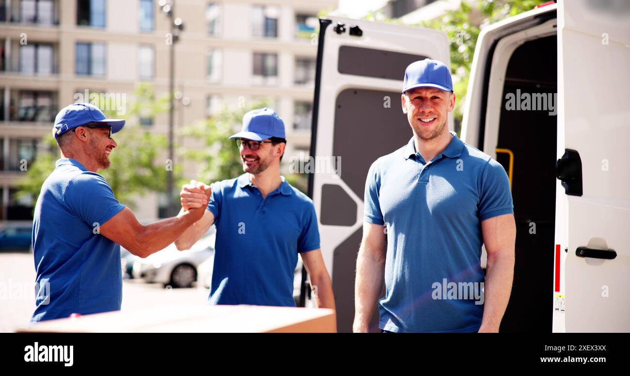 Service de déménagement efficace par des déménageurs professionnels : un homme en uniforme livre des colis avec le sourire devant son van. Banque D'Images