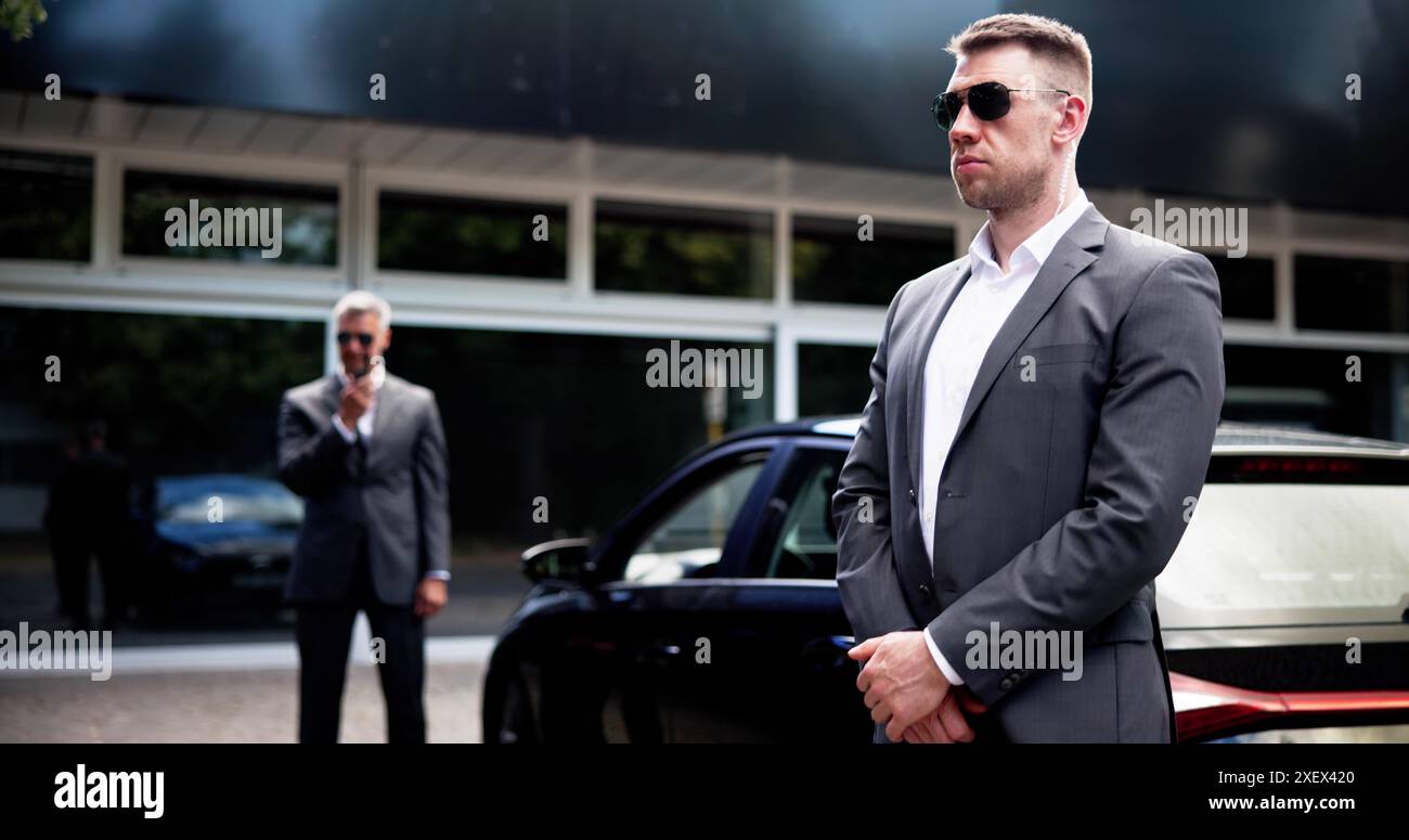 Cadre d'entreprise protégé par un agent de sécurité professionnel près d'une voiture de luxe haut de gamme dans un cadre VIP pour la sécurité des clients. Banque D'Images