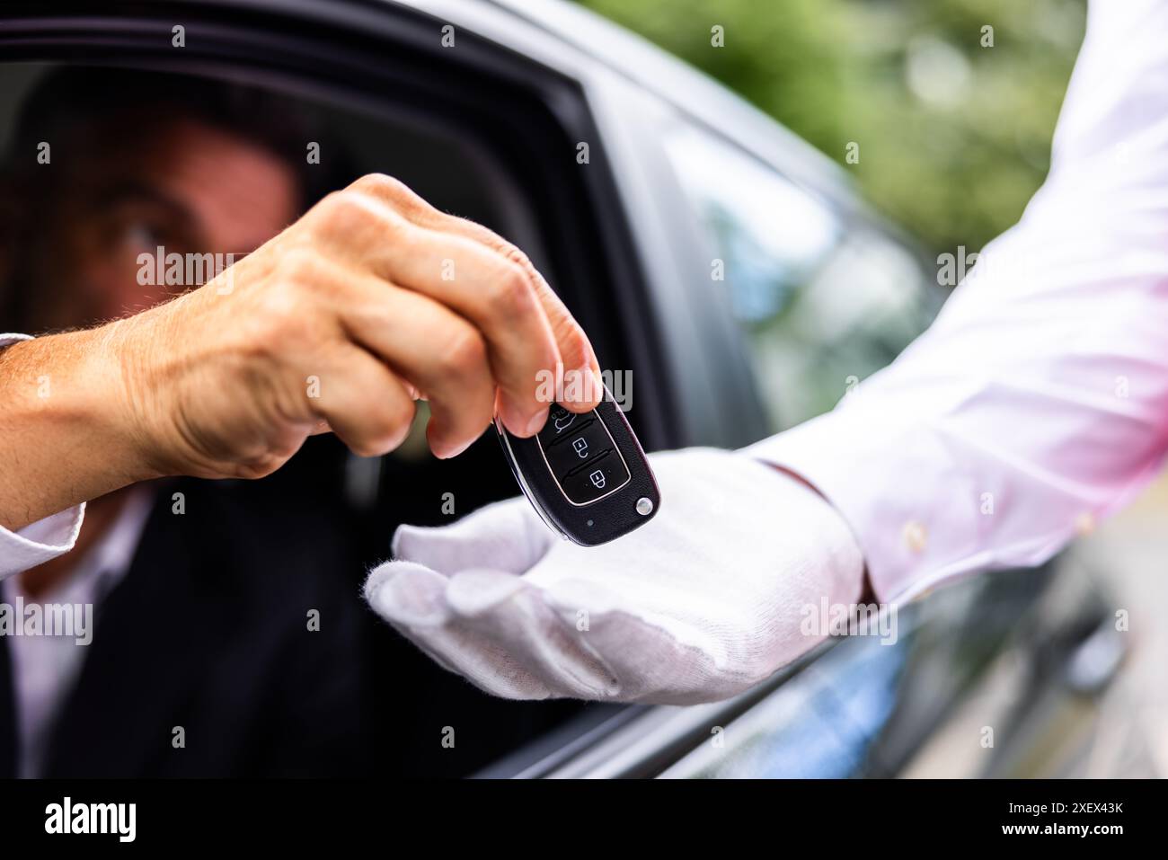 Homme dans une voiture de luxe Banque de photographies et d’images à ...
