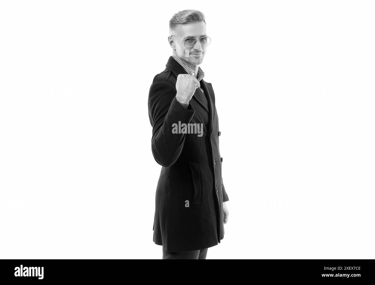 joyeux homme mature dans le manteau et les lunettes vêtement pour homme. studio shot de mature guy habillement pour homme. Banque D'Images