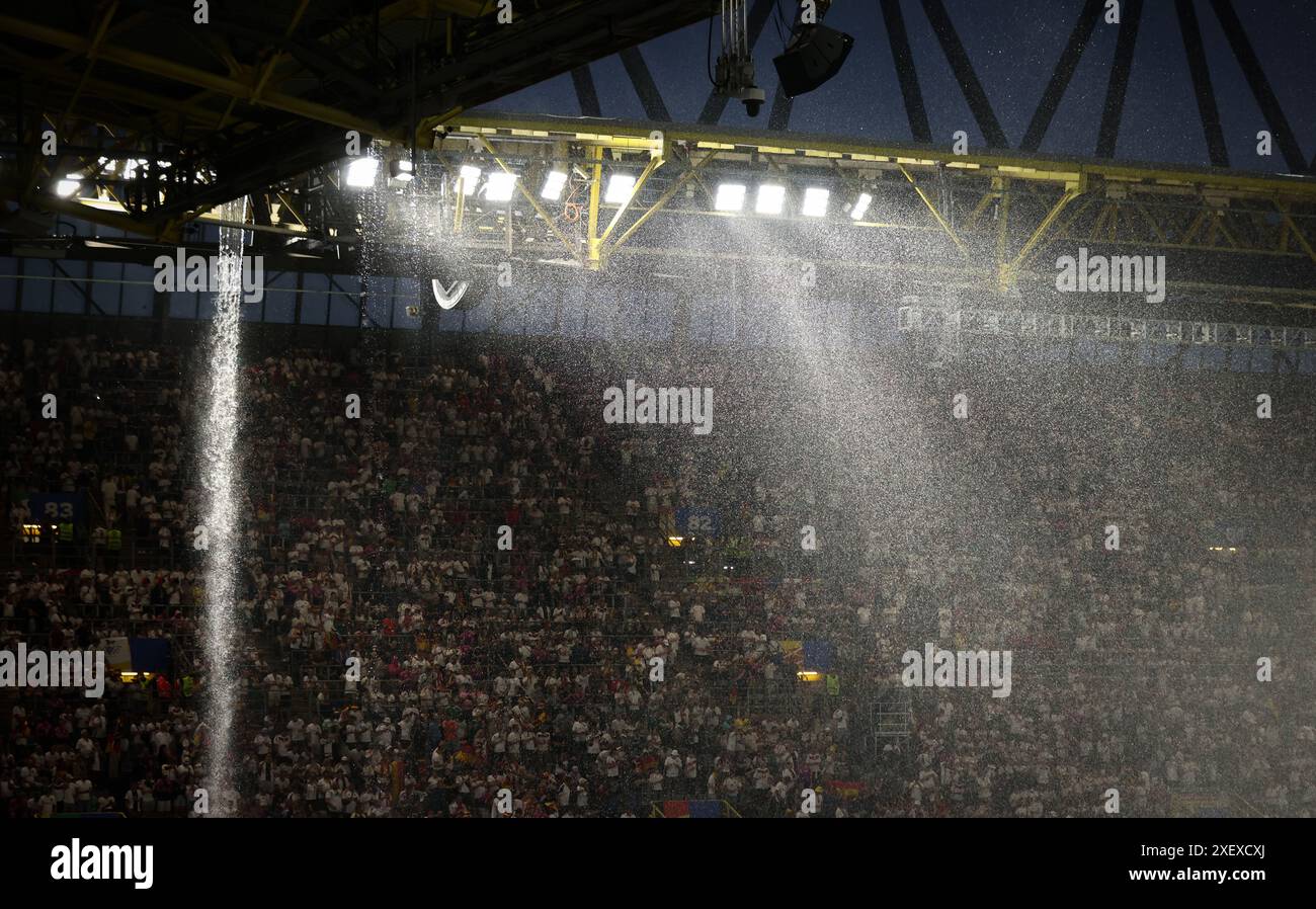 DORTMUND, ALLEMAGNE - JUIN 29 : le match est suspendu en raison d'un orage lors de la manche 16 de l'UEFA EURO 2024 entre l'Allemagne et le Danemark au stade de football Dortmund le 29 juin 2024 à Dortmund, Allemagne.© diebilderwelt / Alamy Stock Banque D'Images