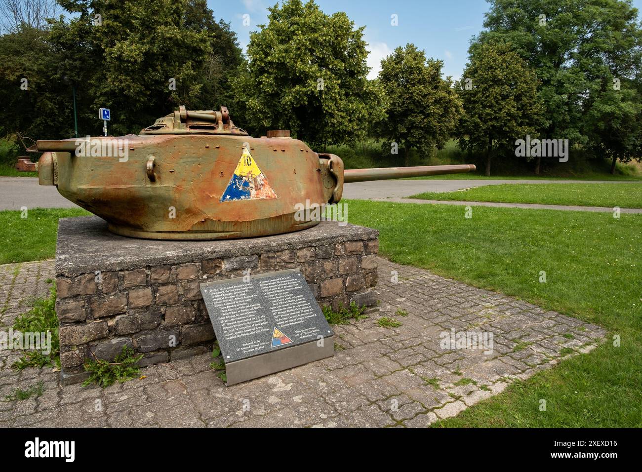 Bastogne, Belgique - 17 juillet 2021 : vue latérale de la tourelle de chars américains avec le patch de la 10e division blindée rappelant la bataille des Ardennes dans la sec Banque D'Images