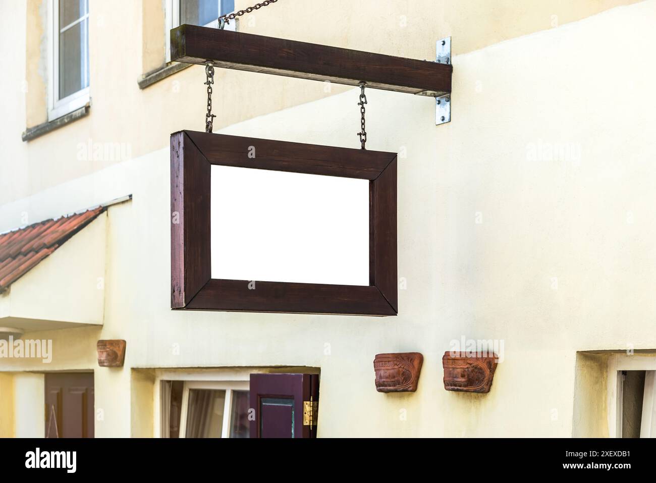 Blank Mock Up du panneau de rue vintage en bois du restaurant sur le mur jaune Banque D'Images
