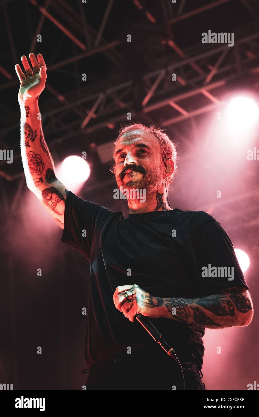 ITALIE, COLLEGNO, 29 JUIN : Joe Talbot, chanteur du groupe britannique IDLES, se produisant en direct sur scène lors de l'édition 2024 du Flowers Festival Banque D'Images