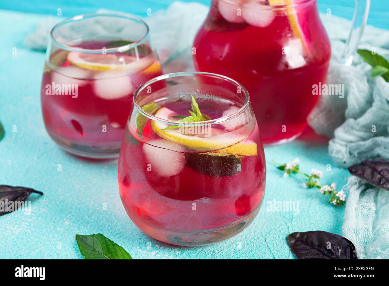 Limonade au basilic. Limonade maison avec basilic violet et menthe Banque D'Images
