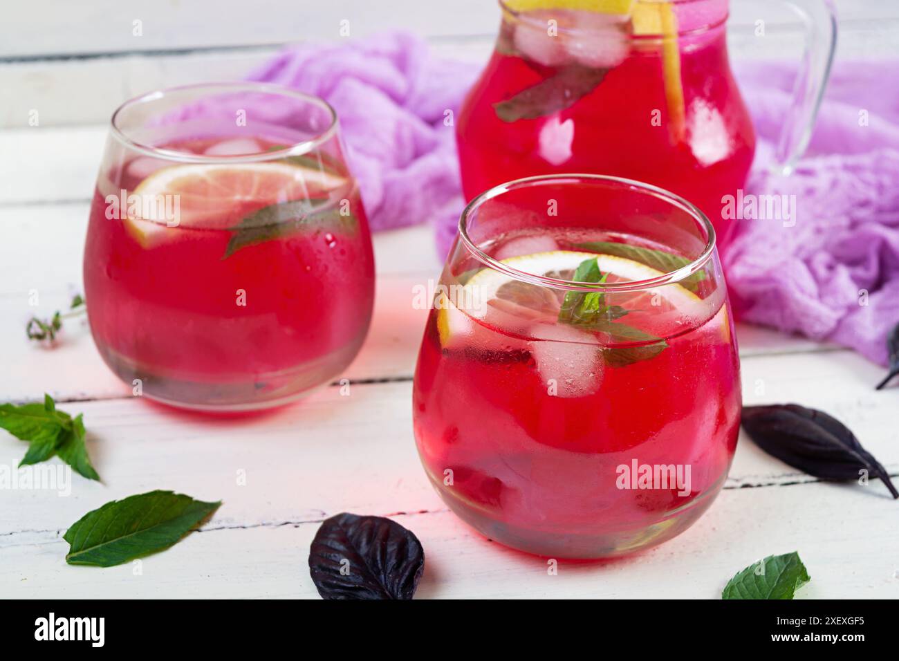 Limonade au basilic. Limonade maison avec basilic violet et menthe Banque D'Images