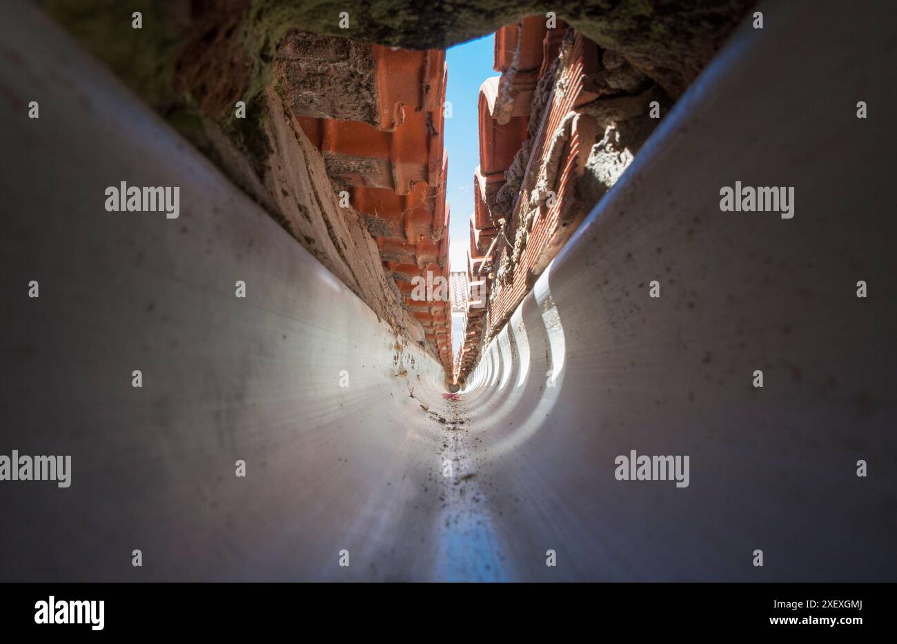 Intérieur d'une gouttière en PVC à la confluence d'un toit à pignon. vision tunnel Banque D'Images