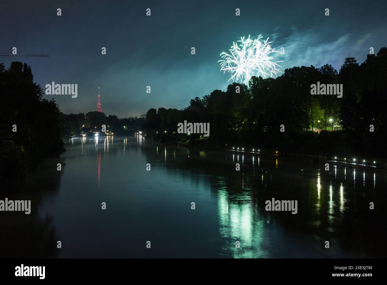Feux d'artifice de Turin reflétant sur le fleuve po avec mole Antonelliana en arrière-plan. Banque D'Images